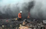 Petugas Damkar DKI Jakarta Meninggal Dunia Saat Padamkan Kebakaran TPS di Ciracas