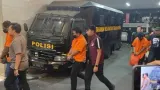 Tangan Diborgol, 8 Tersangka Kasus 1,3 Ton Ketamin Tiba di Bareskrim