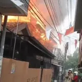 Permukiman di Gambir Jakarta Pusat Kebakaran, 21 Unit Mobil Damkar Dikerahkan