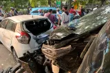 Sopir Alphard di Surabaya Tabrak Gerobak Bakso dan 10 Kendaraan, Ditangkap Warga
