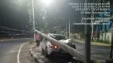Kecelakaan Tunggal di Jalan Raya Pluit Utara, Mobil Tabrak Tiang Listrik Hingga Roboh