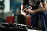Solusi Aman Membersihkan Noda Pelumas dan 15 Tips Menghilangkan Bekas Oli di Tangan