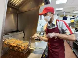 Proses Panjang Menjaga Kualitas Ayam Goreng agar Tetap Renyah dan Konsisten