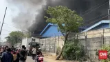 Sudah 10 Jam, Api yang Melahap Pabrik Lampu di Tangerang Belum Padam