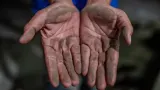 Hujan Abu Erupsi Gunung Anak Krakatau Melanda Pandeglang, Warga Diimbau Gunakan Masker