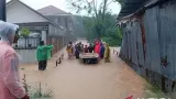 Banjir Rendam Kota Padang Imbas Hujan Deras, Sejumlah Kendaraan Hanyut