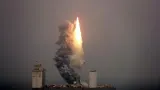 Roket Long March 3B China Tersambar Petir Saat Lepas Landas Menuju Orbit