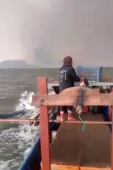 Momen Kapal Nelayan di Lampung Kena Hujan Batu Letusan Gunung Anak Krakatau