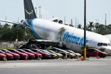 5 Tewas usai Pesawat Kargo Amazon Tergelincir di Bandara Miami