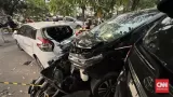 Alphard Tabrak Lari Berujung Kecelakaan Beruntun Parah di Surabaya