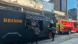 Brimob Polda Metro Ikut Padamkan Kebakaran Gudang Tekstil di Pasar Asemka