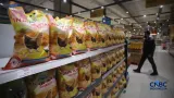 Penampakan Beras Fortifikasi Penuhi Ritel Modern, Dipatok Harga Segini
