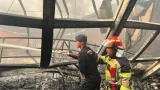 Brimob Polda Metro Jaya Bantu Tangani Kebakaran Gudang di Kosambi Tangerang