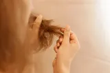 15 Tips agar Rambut tidak Rontok dan Tetap Sehat Alami