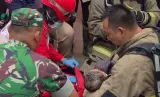 Seorang Balita Berhasil Dievakuasi dari Lokasi Kebakaran Apartemen Pavilion Jakpus