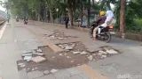 Trotoar di Jalan Alternatif Sentul Rusak Akibat Sering Dilewati Sepeda Motor