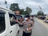 Antisipasi Dampak Asap Karhutla, Polsek Kongbeng Bagikan Masker ke Warga